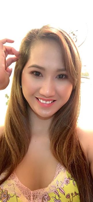 A reviewer with shiny, frizz-free hair