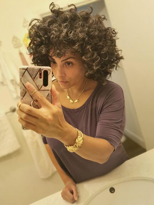 A reviewer with graying 3b curls that appear bouncy and well-hydrated