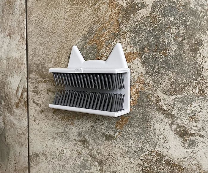 The hair catcher in a reviewer’s shower