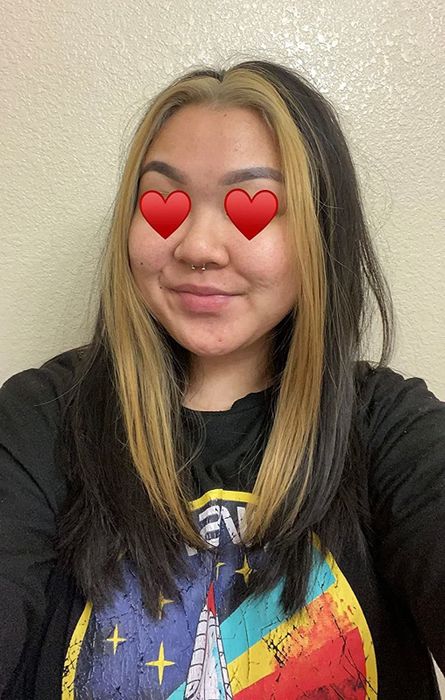 A reviewer's hair after using the dry shampoo powder