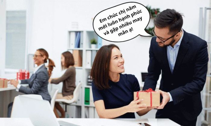 Những câu nói phù hợp khi tặng quà Tết cho đồng nghiệp để xây dựng mối quan hệ tốt?