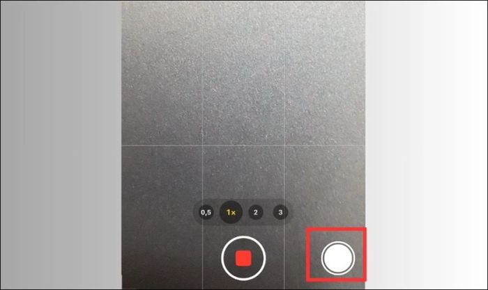 Nhấn vào nút chụp màn hình ở góc phải video