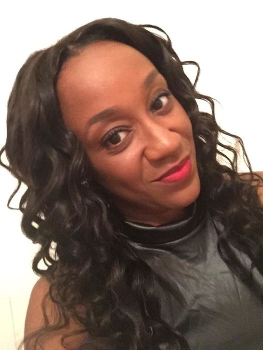 Another reviewer displaying tighter curls