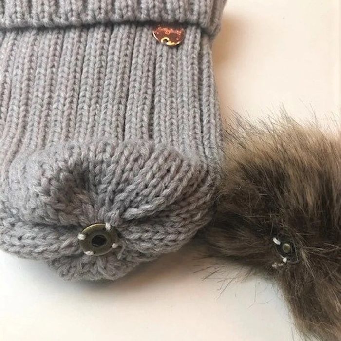 Detachable pom-pom