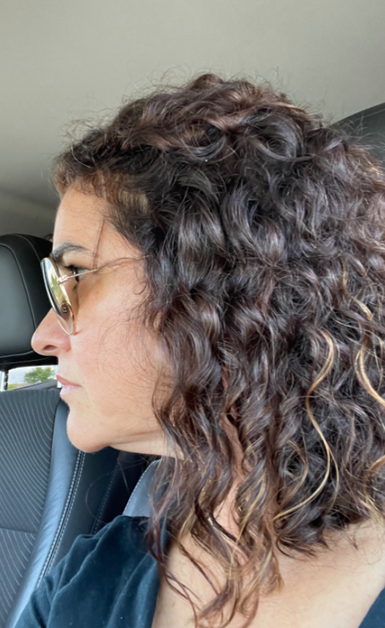 side view of reviewer with hydrated, defined curls