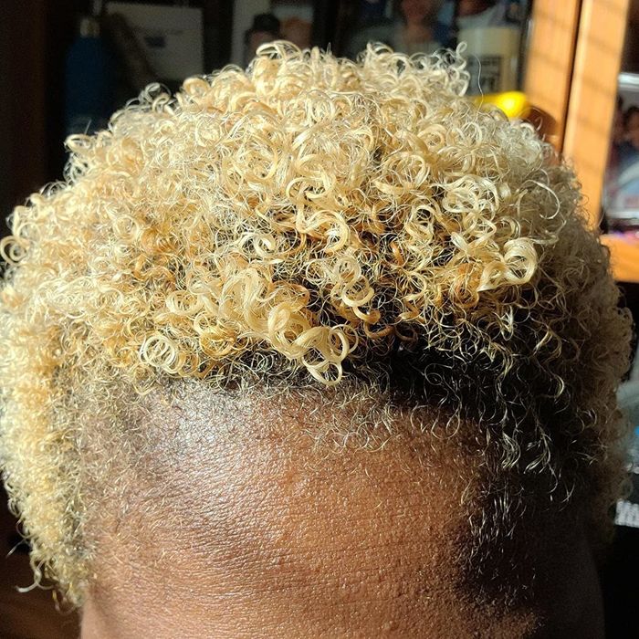 Curls of a reviewer after applying the refresher spray