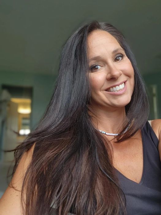 A reviewer with long, straight, and radiant hair