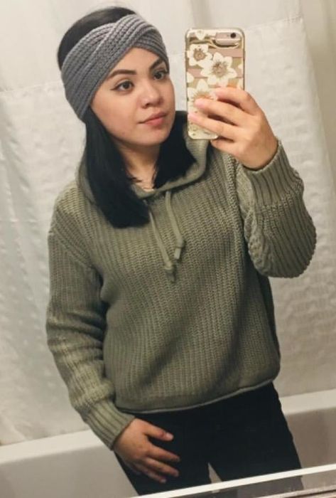 A reviewer wearing the gray headband