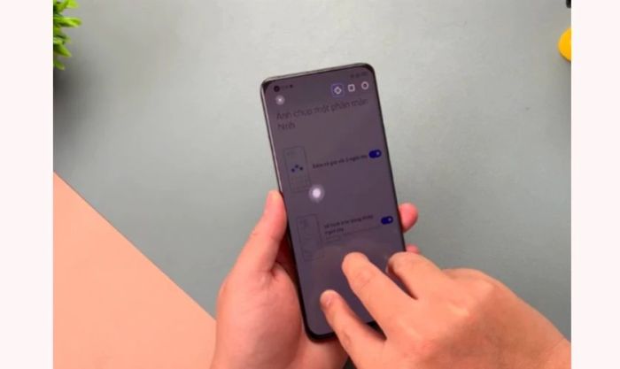 Bấm và giữ với 3 ngón tay.