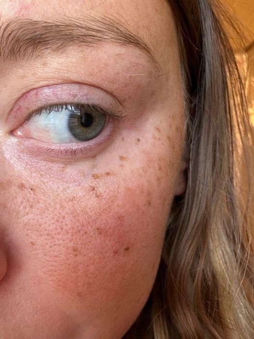 A close-up of a reviewer’s eye before using the eyelash curler