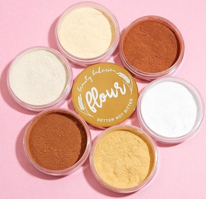 the various shades of the setting powder arranged in a circular display