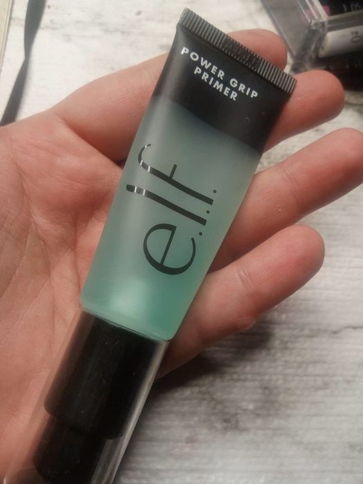 A reviewer holding the primer.