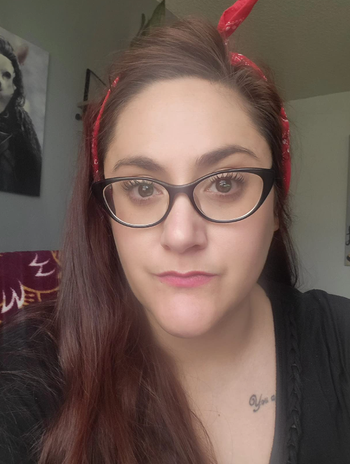 A reviewer with natural, bare lips