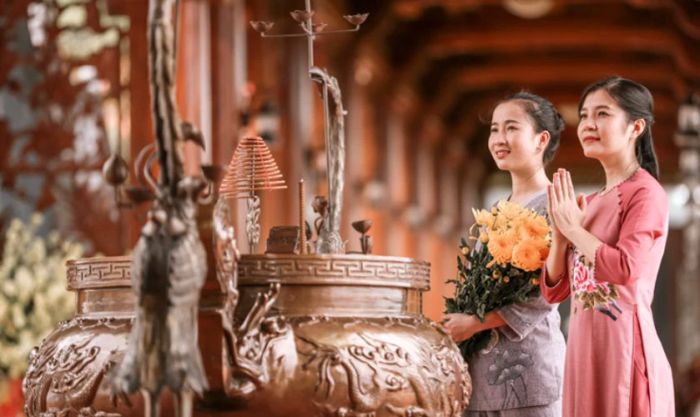 Lì xì và cầu phúc là những phong tục không thể thiếu trong dịp Tết Nguyên Đán, được thực hiện để mang lại may mắn và phước lành cho mọi người.