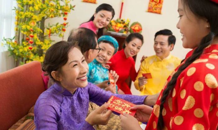 Mừng thọ ông bà và mừng tuổi trẻ nhỏ là những truyền thống không thể thiếu trong dịp Tết, thể hiện lòng kính trọng với thế hệ trước và sự yêu thương đối với thế hệ sau.