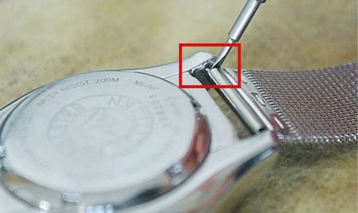 Tháo dây cũ để chuẩn bị lắp dây mới cho đồng hồ thông minh
