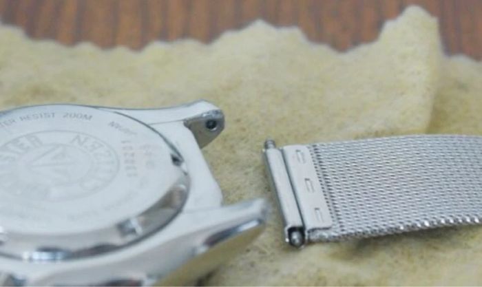 Hãy sử dụng một lực nhẹ vừa đủ để nén tuýp