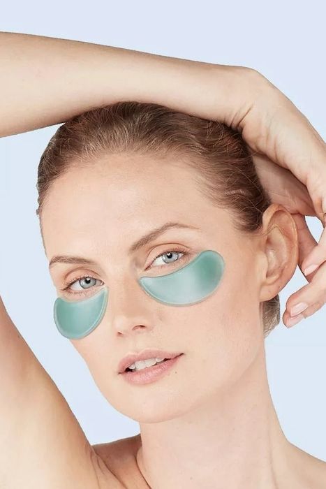 Model showcasing undereye gel patches in use