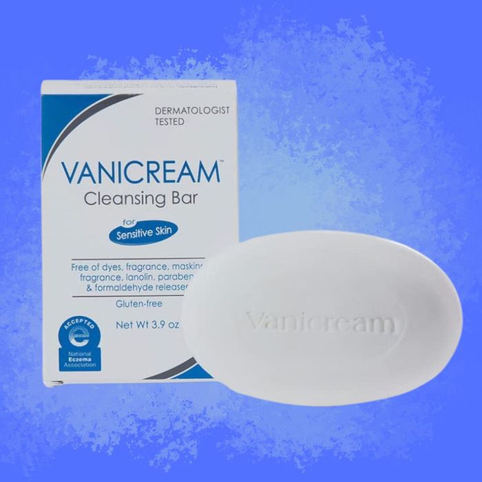 The Vanicream Cleansing Bar, ideal for sensitive skin, is showcased with its packaging. The box emphasizes its dermatologist-tested formula, free from dyes, fragrances, and gluten.