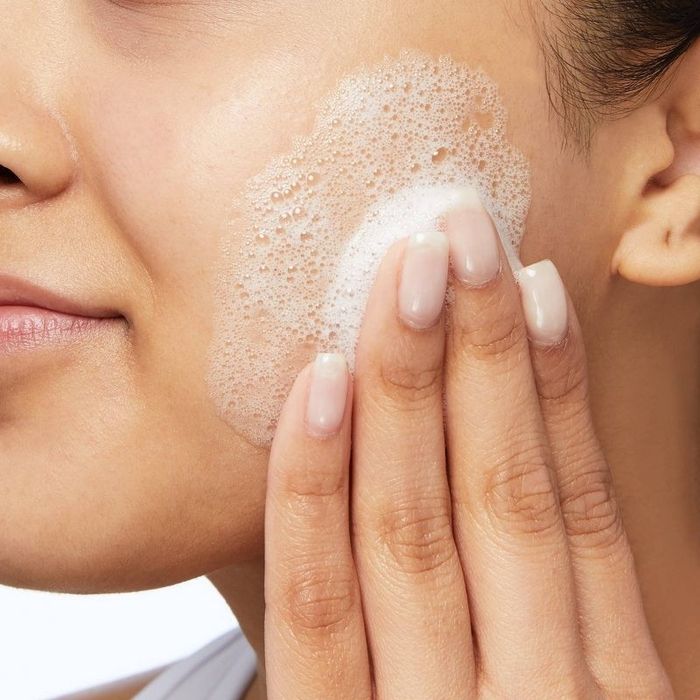 A model applying the foamy face wash