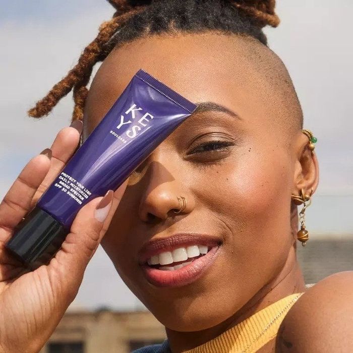 a model applying the SPF moisturizer