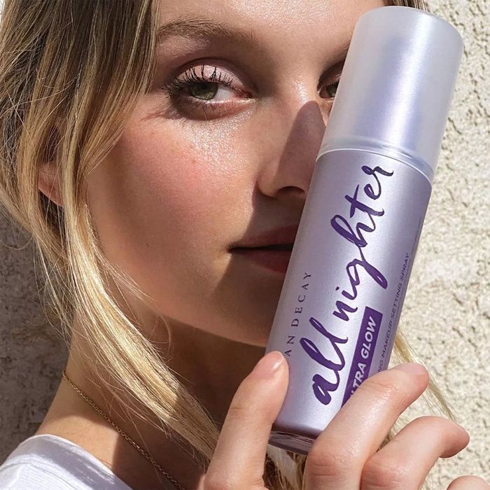 A model holding the setting spray