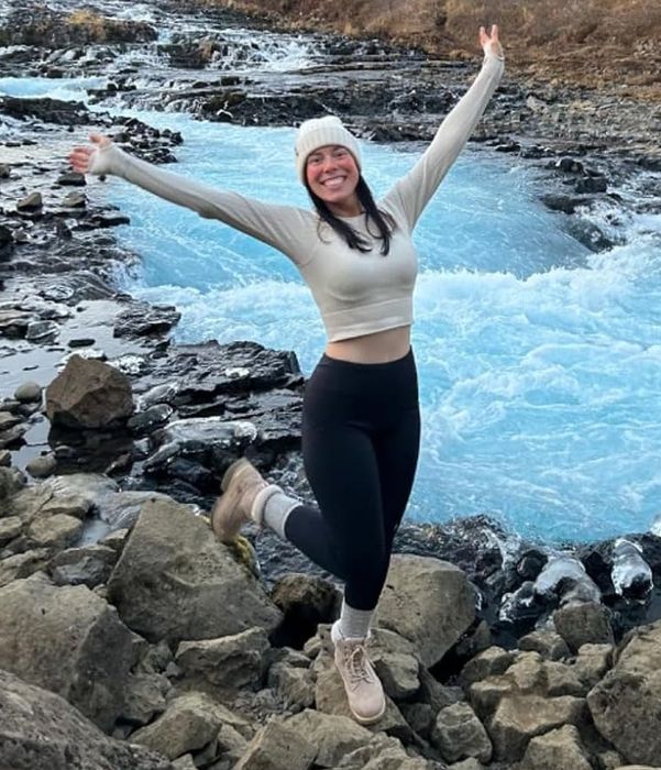 A reviewer modeling the black leggings