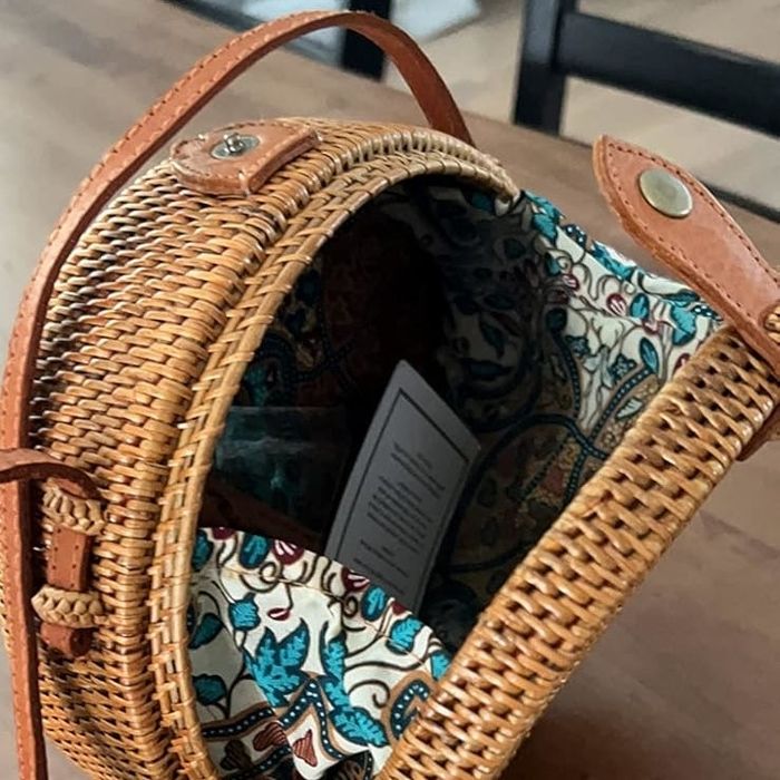 A photo of the handbag's interior