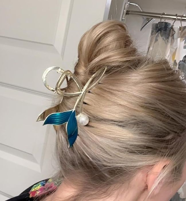A reviewer showcasing the mermaid clip