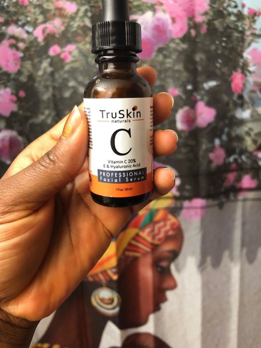 Another reviewer holding the 1-ounce bottle