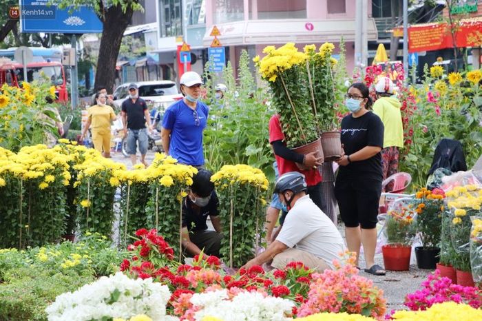 Nhấn vào video nhân vật và chọn Lớp phủ