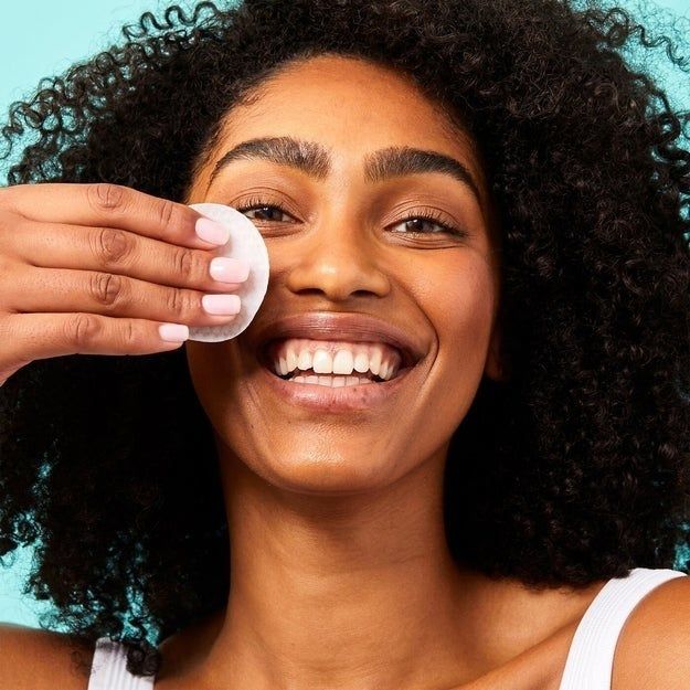a model applying the exfoliating pad