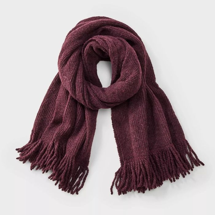 A thick, ribbed scarf featuring fringe details.