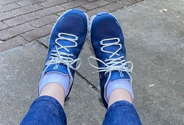 A reviewer pairs the blue and white On Cloud 5 sneakers with white laces for a casual look.