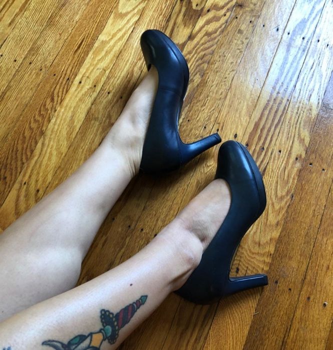 Reviewer wearing black leather pumps.