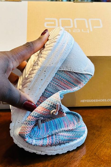 Same reviewer flexing the shoe to demonstrate its flexibility.