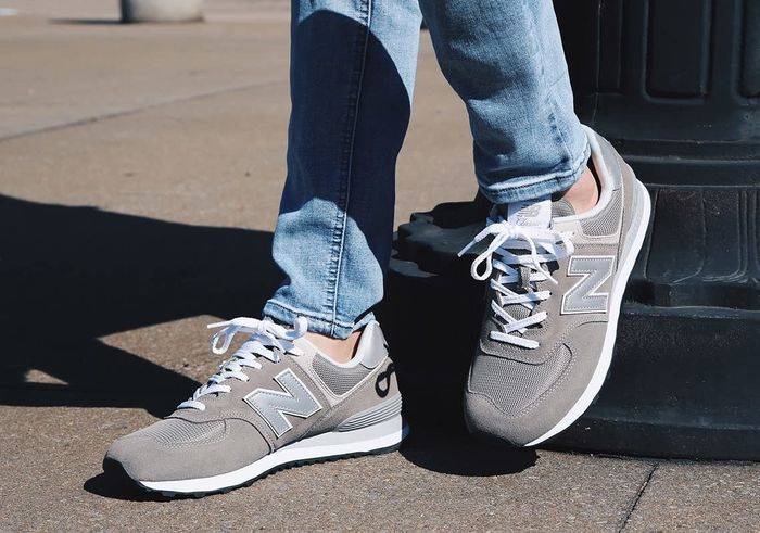 Reviewer wearing the sneakers in a gray and white color combination.