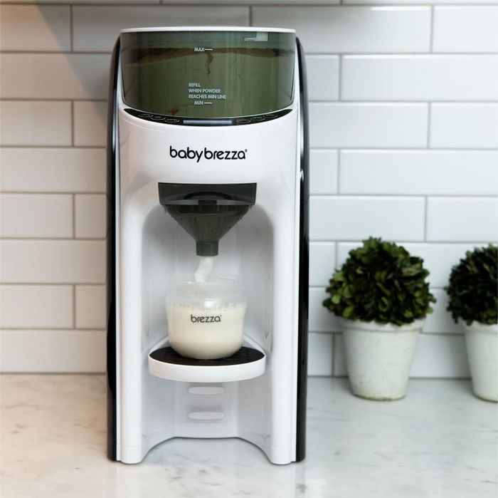 Baby Brezza Formula Pro Advanced effortlessly preparing a baby bottle