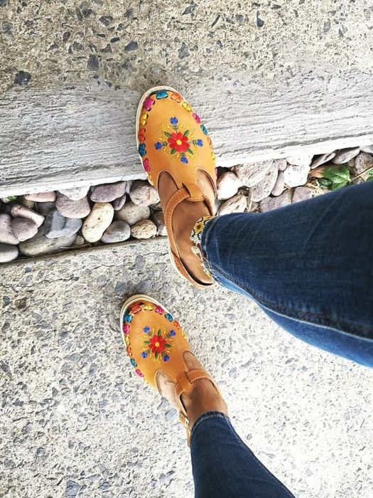 A model wearing the colorful huaraches