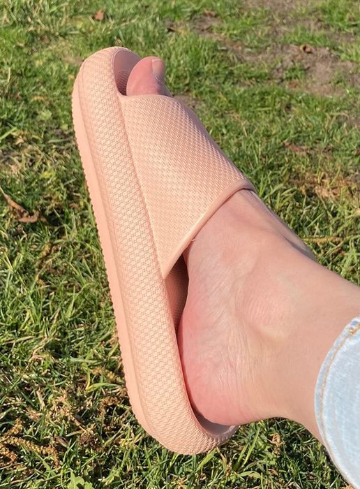 A reviewer rocking pale pink slides