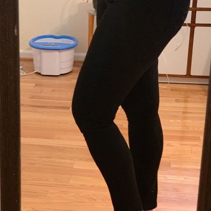 Reviewer showcasing black skinny jeans
