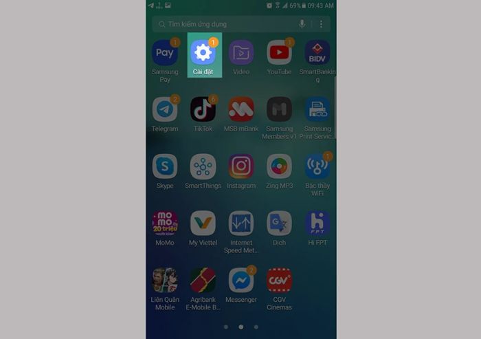 Từ màn hình chính của điện thoại Samsung, hãy truy cập vào phần “Cài đặt”.