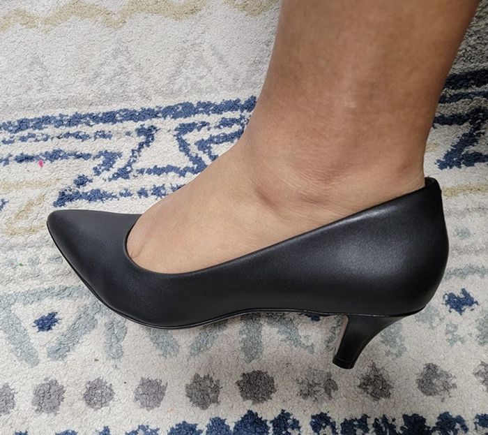 A side view of the pointed-toe pump on a reviewer’s foot