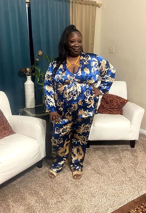 The reviewer is wearing the set in blue and gold.