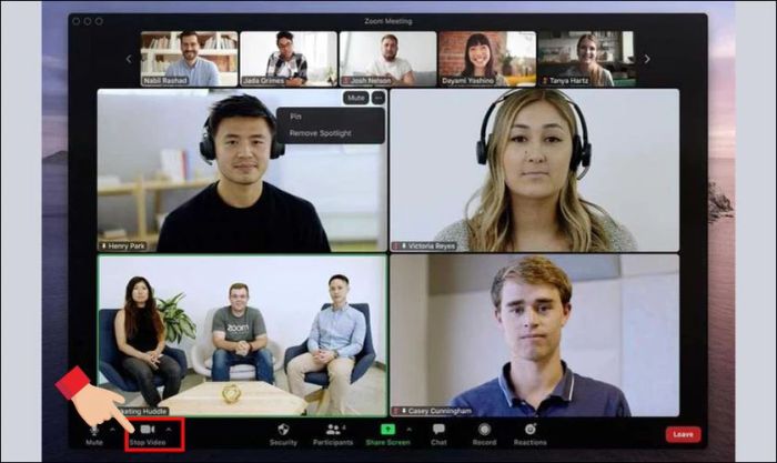 Kích hoạt camera laptop bằng cách nhấn vào biểu tượng camera trên thanh công cụ