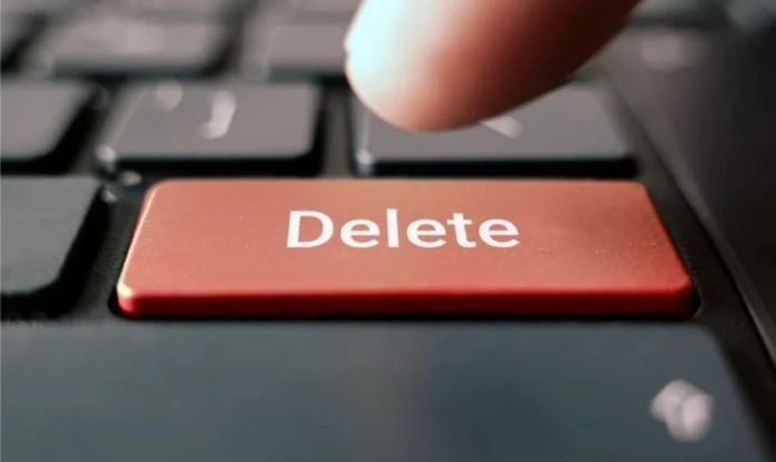 Nhấn phím Delete trên bàn phím để xóa dòng trống