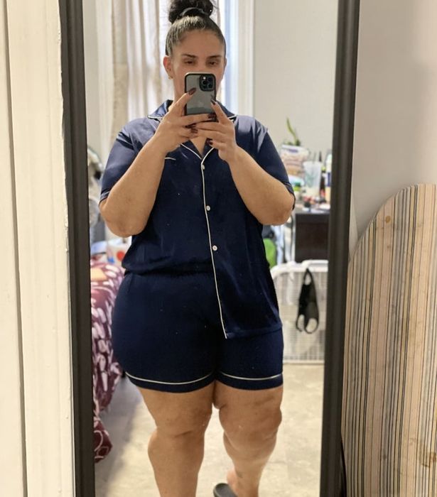 reviewer wearing the set