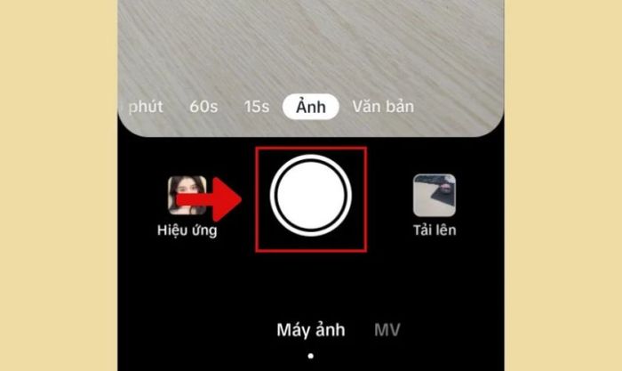 Nhấn vào biểu tượng hình tròn để chụp ảnh trên TikTok
