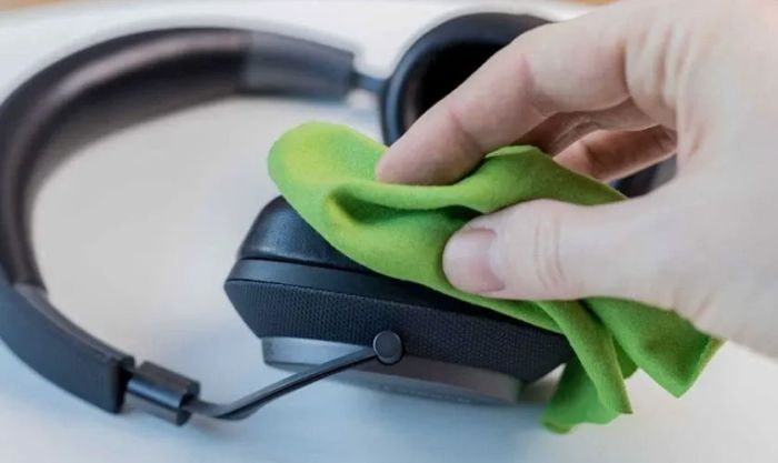 Ngoài việc biết cách đeo tai nghe, bạn cũng cần tìm hiểu cách vệ sinh tai nghe Headphone