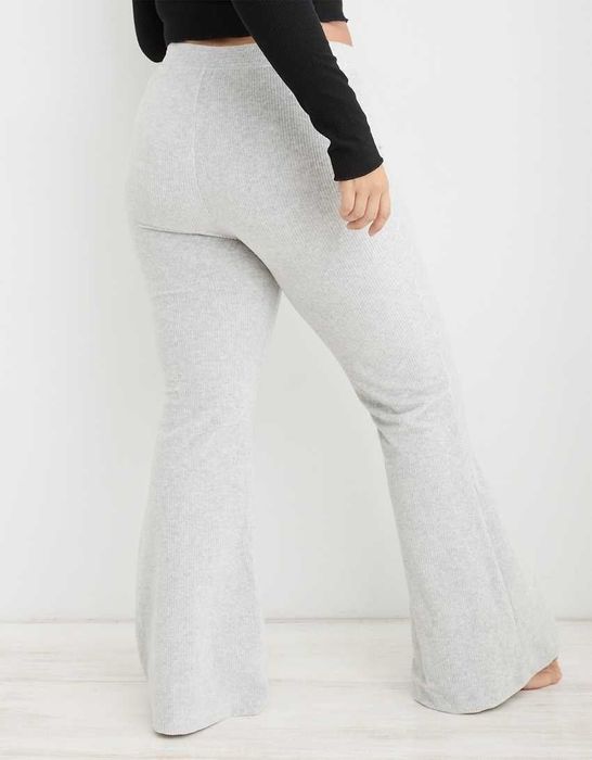 A model is showing the back view of the pants in white.
